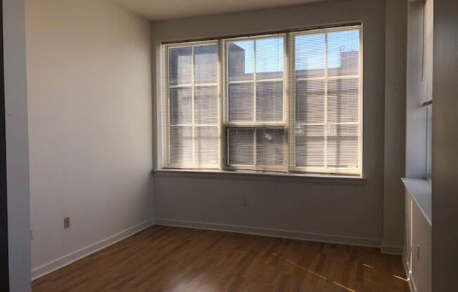 2 beds, 1 bath, 900 sqft, $1,999, Unit 200
