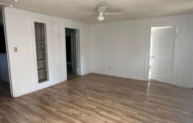 2 bedroom, 1 bathroom home available in Lafayette!