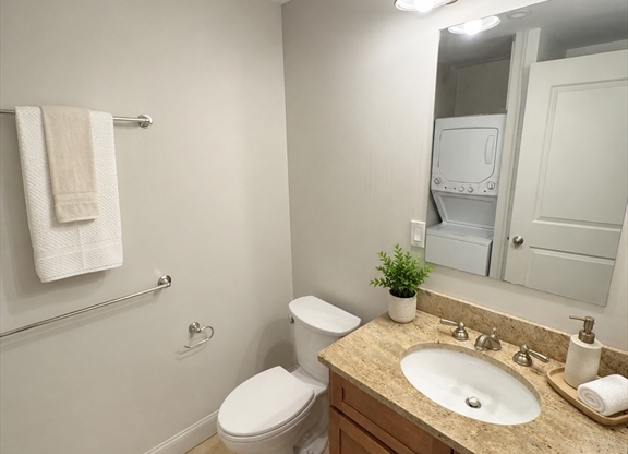 Studio, 1 bath, 400 sqft, $3,300, Unit 212