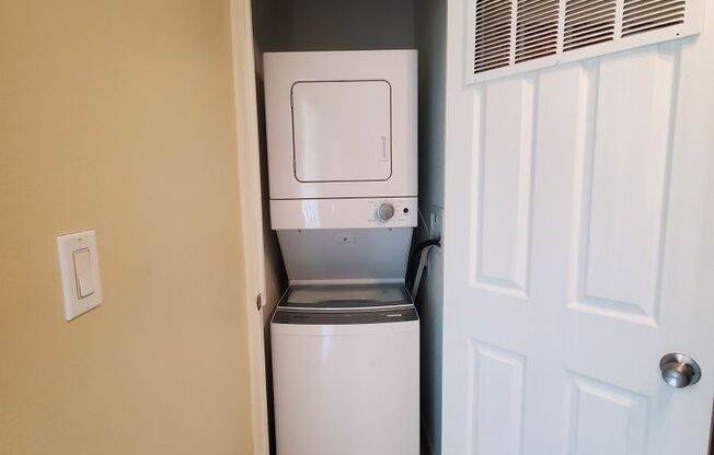 2 beds, 1 bath, 850 sqft, $1,395, Unit 214