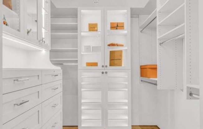 532 W 20 ST