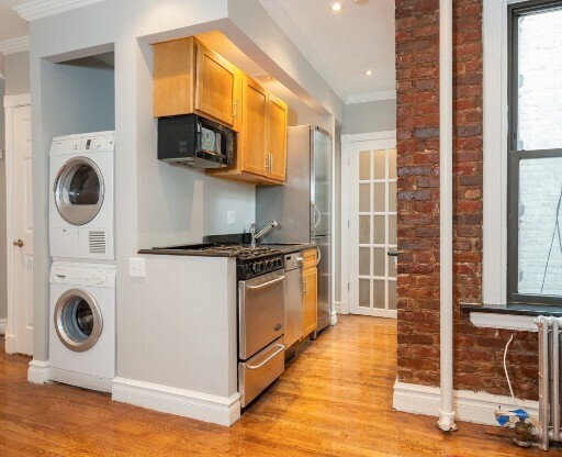 2 beds, 1 bath, $5,295, Unit 5E