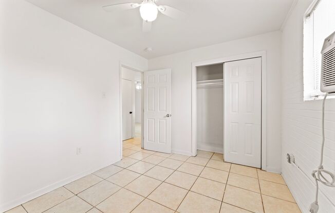 2 beds, 1 bath, 700 sqft, $650, Unit 1132 Aster St.