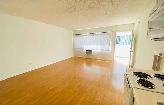 Studio, 1 bath, 400 sqft, $1,400, Unit 02