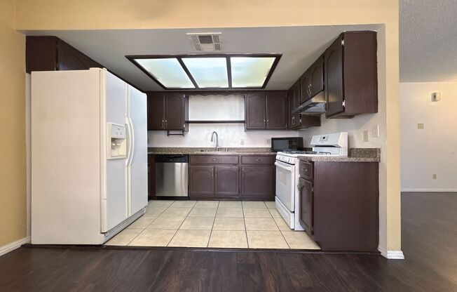 2 Bed 2.5 Bath Single House near Rainbow/Tropicana