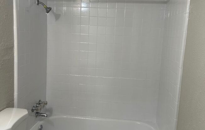 2 beds, 1 bath, 780 sqft, $1,050, Unit 107