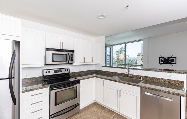 ***2 BED 2 BATH CONDO***PET-FRIENDLY***ASSIGNED PARKING***NEXT DOOR TO PETCO PARK***