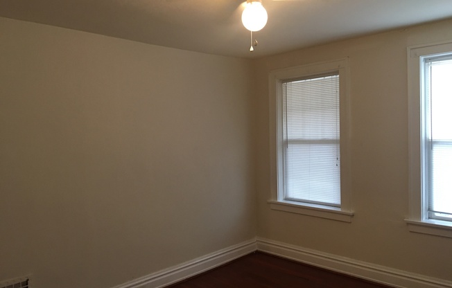 2 beds, 1 bath, 1,100 sqft, $995, Unit LL