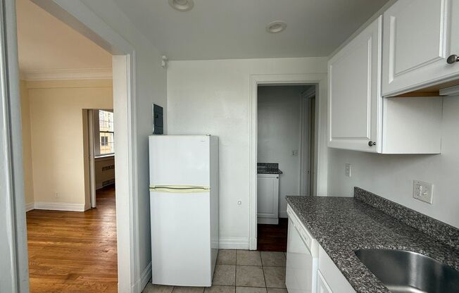 2 beds, 2 baths, 1,303 sqft, $2,400, Unit New King Edward  201