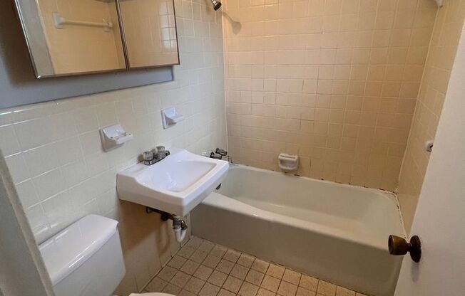 Studio, 1 bath, 400 sqft, $945, Unit 206