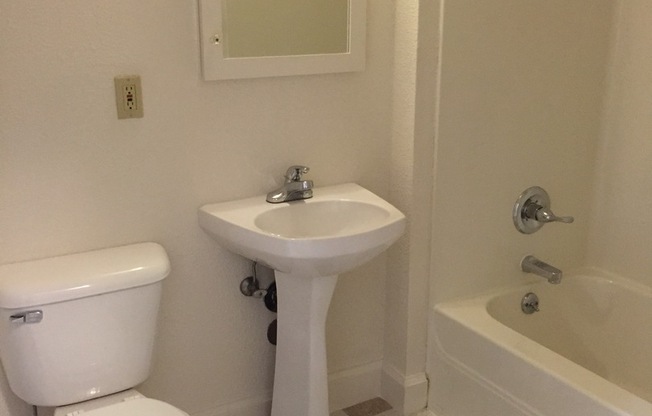 Studio, 1 bath, 300 sqft, $1,100, Unit 106