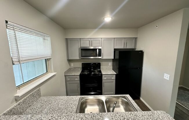 2 beds, 1 bath, 960 sqft, $949, Unit 219