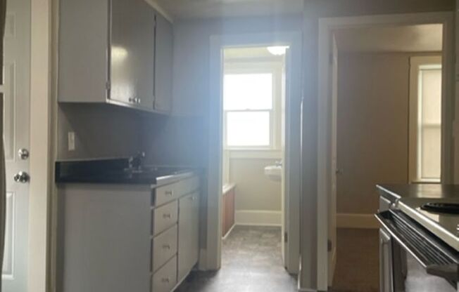 2 beds, 1 bath, 594 sqft, $650