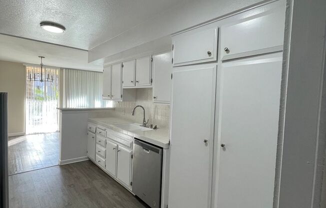3 beds, 2 baths, $3,295, Unit 201