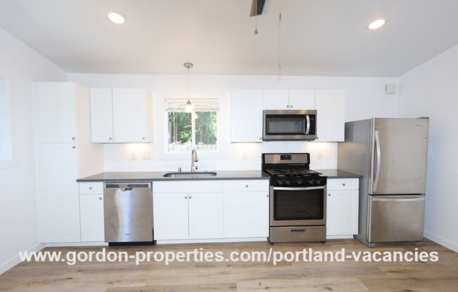 SE 88th Ave - 2 bedroom ADU close to the restaurants and shops along SE 92nd Ave and SE Foster Blvd