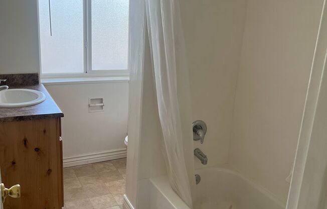 2 beds, 1 bath, $1,095, Unit 21