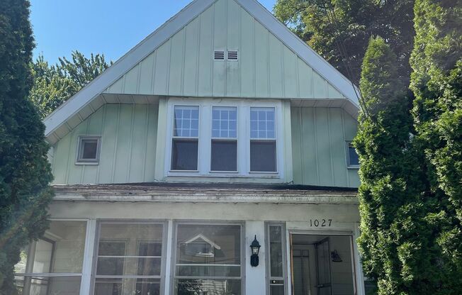 1027 Eleanor St