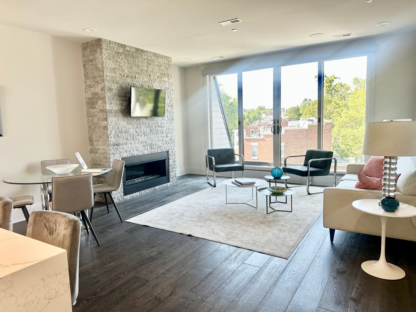 2 Bedroom 2.5 Bathroom Penthouse with Parking and Pets Welcome!