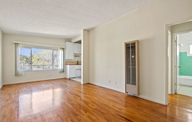 1010 Pico Blvd in Santa Monica.  Walk to the beach and Main St!