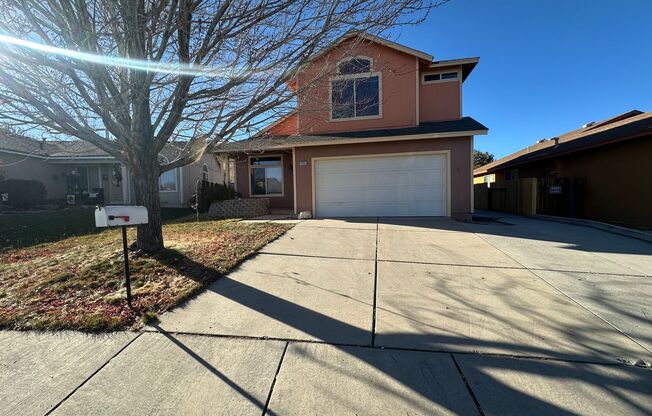 Spacious 3 bedroom| 2.5 bathroom home in Reno! Available now