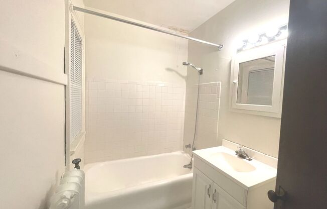 Studio, 1 bath, $875, Unit 3