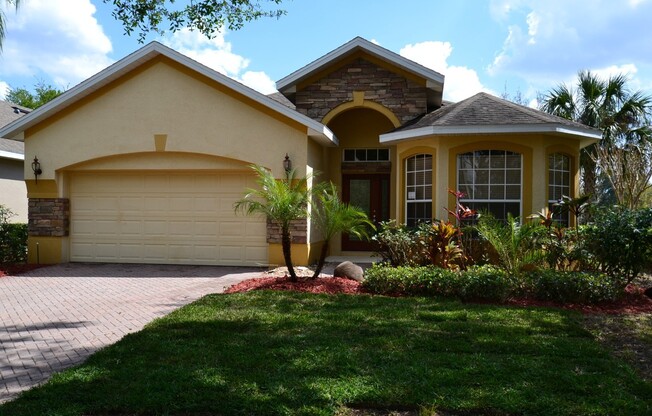 4 BR Lakefront & Pool Home
