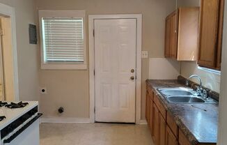 3 beds, 1 bath, $750