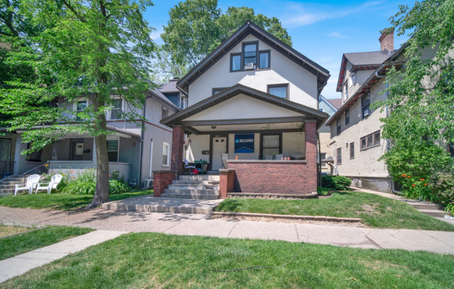 807 Foster