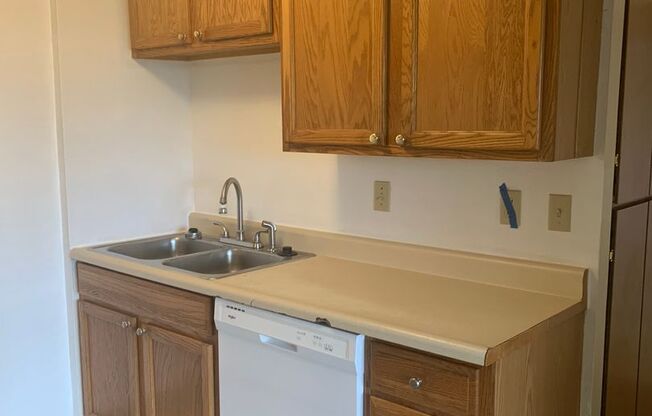 2 beds, 1 bath, $1,150, Unit A6