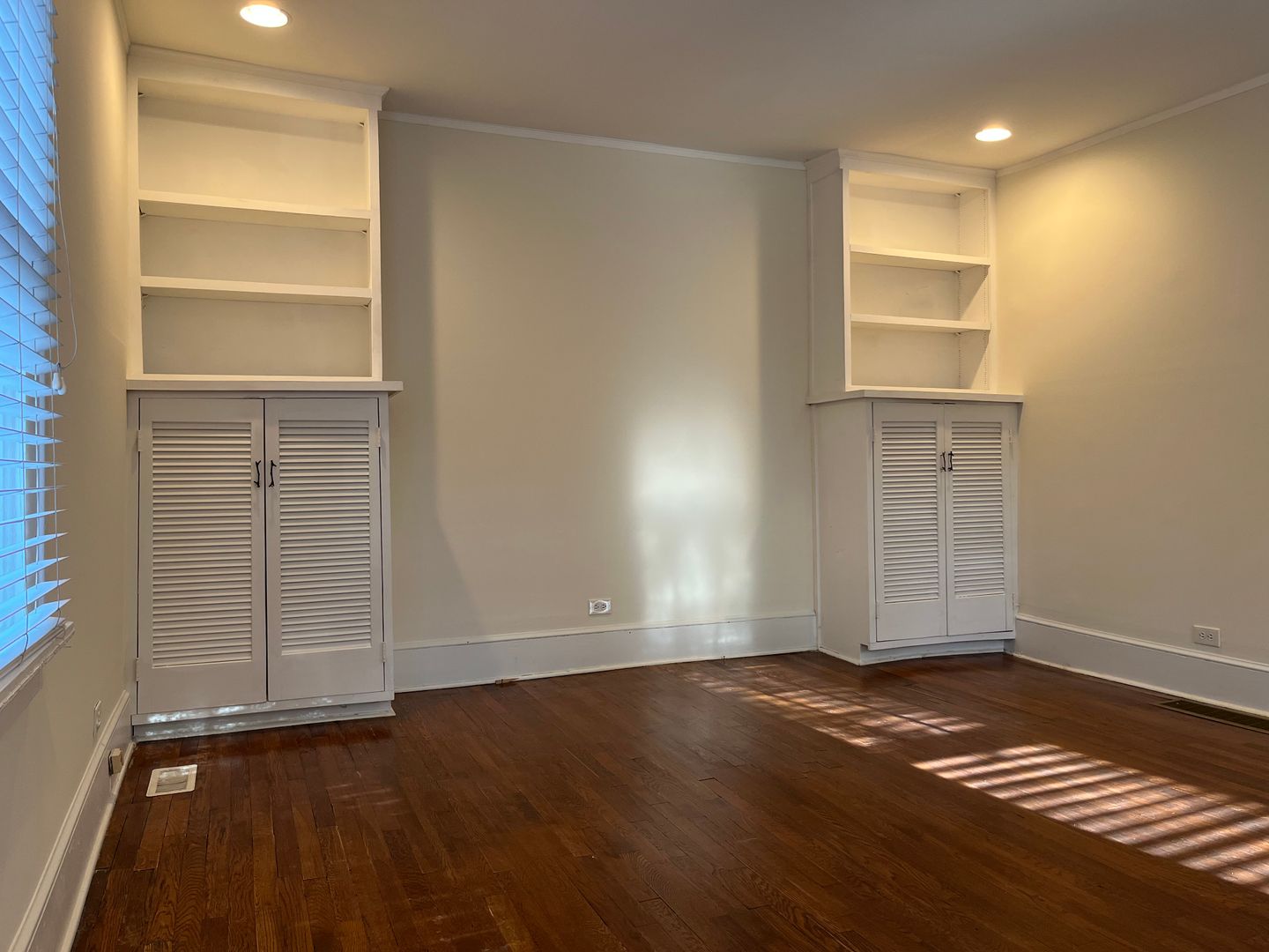 Very Spacious 2/2.5 Condo w/ Off-Street Parking & Enclosed Patio in Great Location!