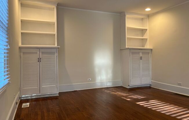 Very Spacious 2/2.5 Condo w/ Off-Street Parking & Enclosed Patio in Great Location!