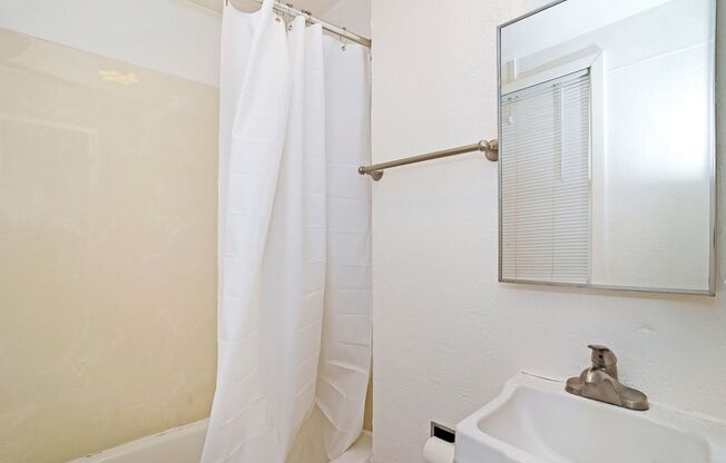 Studio, 1 bath, $1,595, Unit E