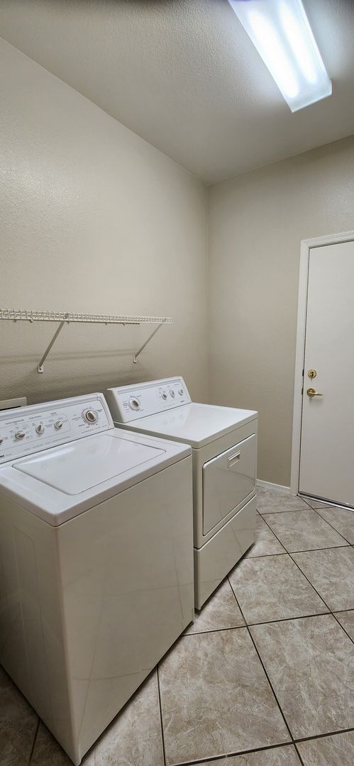 FRESHLY PAINTED 2 Bedroom Patio Home in Age Restricted Sun City Anthem