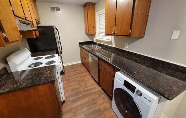 Bryan, Northgate area.. 2 bedroom 1 bath-- close to Texas A&M University.