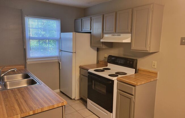 Luxurious 2 bed/2-bath apartment minutes from Whiteoak Shopping