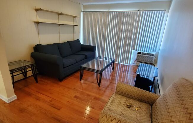 2 beds, 1 bath, 668 sqft, $2,400, Unit 04