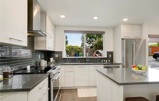 4-Bedroom West Seattle Townhome | Rooftop Deck | Air Conditioning