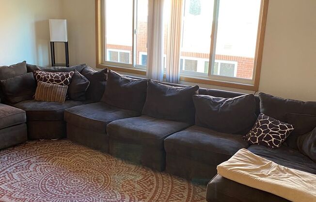 2 beds, 1 bath, $1,400, Unit 202