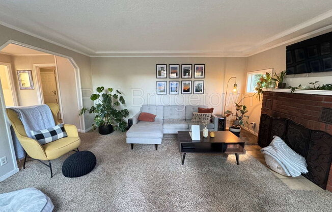 2 beds, 1 bath, 904 sqft, $2,190