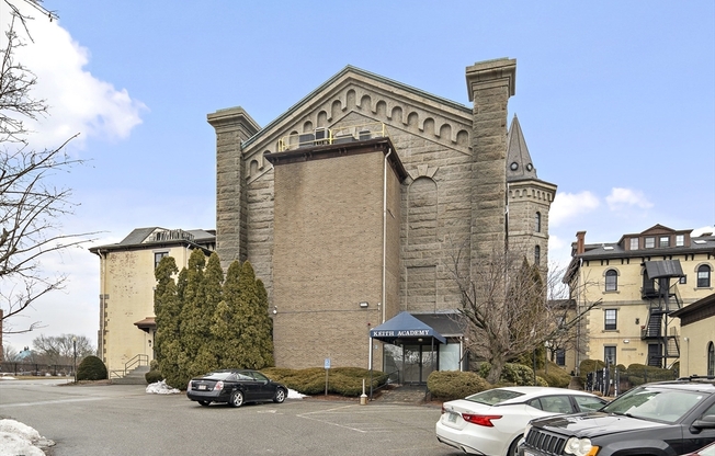 2 beds, 1.5 baths, 928 sqft, $2,400, Unit 205