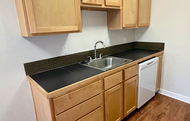 2 beds, 1 bath, 900 sqft, $1,299, Unit ELP2202-131