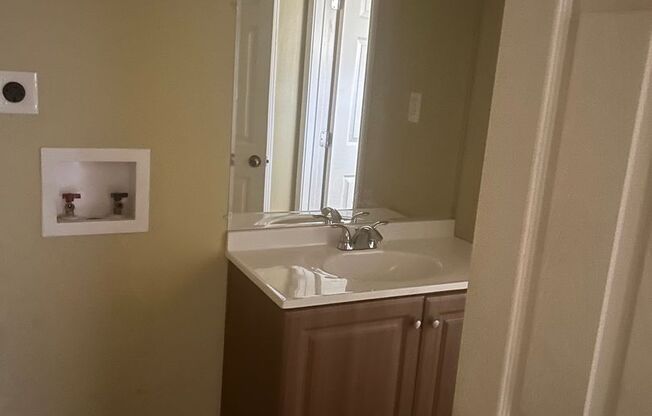 1 bed, 1 bath, $1,050, Unit 27-D