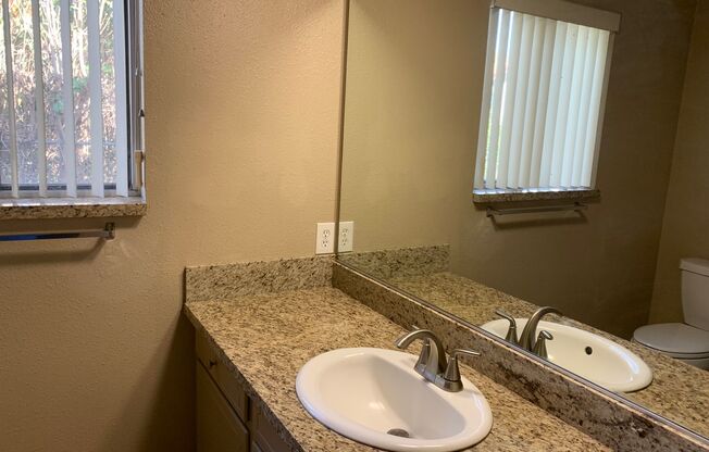 2 beds, 2 baths, $1,700, Unit 2520 Alamo Ave