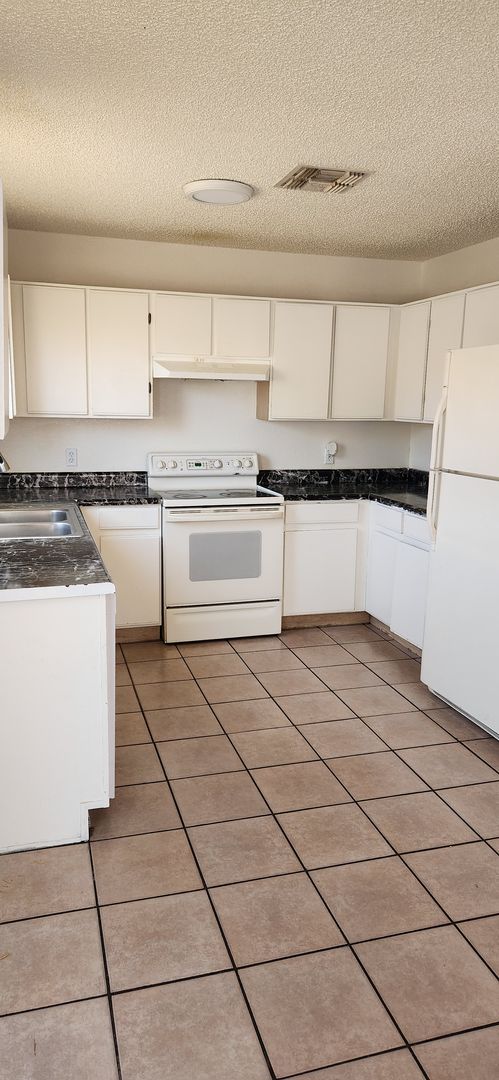 3 beds, 2 baths, $1,550