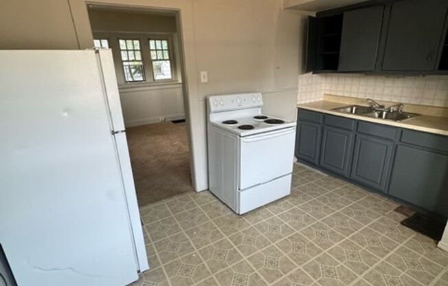 3 beds, 1 bath, $895