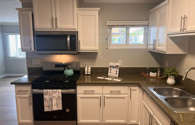 2 beds, 1.5 baths, 900 sqft, $2,895, Unit B13