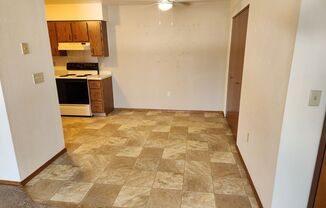 2 beds, 1 bath, $800, Unit 06