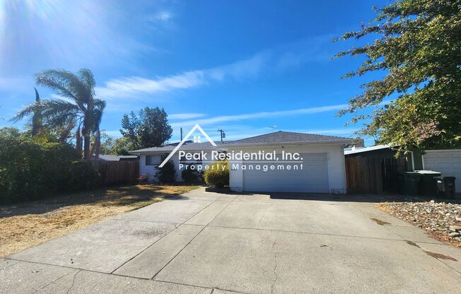 Charming 4bd/2ba Home with Large Backyard