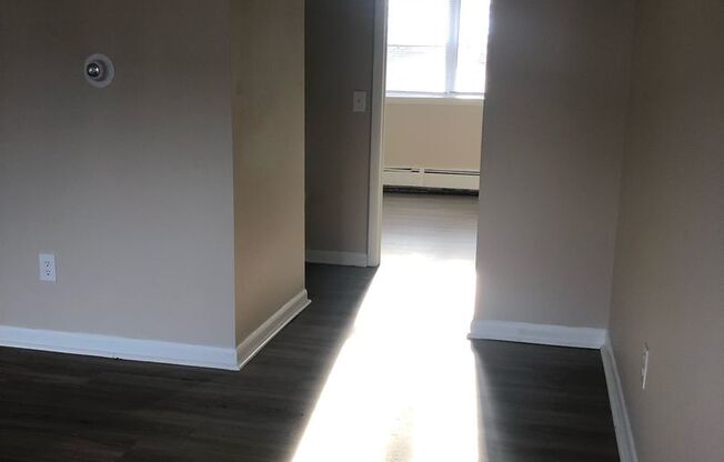 2 beds, 1 bath, $1,325, Unit 112E