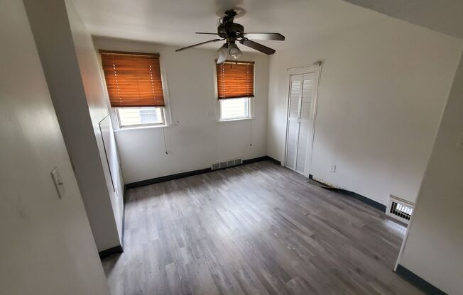 1 bed, 1 bath, 500 sqft, $650, Unit 3515 West 50th Up